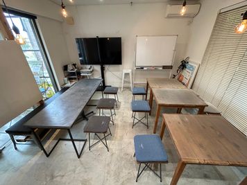 メインスペース_4
椅子16脚、65インチテレビ、ホワイトボード - Atelier como 会議・教室・イベント・撮影場所の室内の写真
