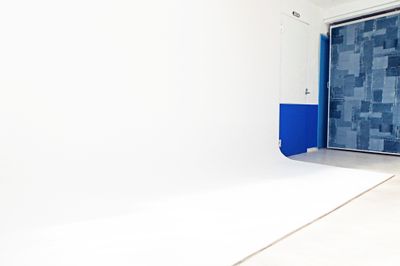 集合写真などに活用できるホワイトバック。
R(曲面)になっており構図の自由度が高く、木製ですのでお子様が寄りかかっても壊れることはありません。 - Wonder Hutte｜家族やグループで使いやすい撮影スタジオ 📸清潔で明るくどなたにも安心して使っていただける撮影空間ですの室内の写真