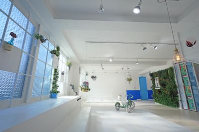 大きな窓からは自然光が降り注ぎます。 - Wonder Hutte｜家族やグループで使いやすい撮影スタジオ 📸清潔で明るくどなたにも安心して使っていただける撮影空間ですの室内の写真