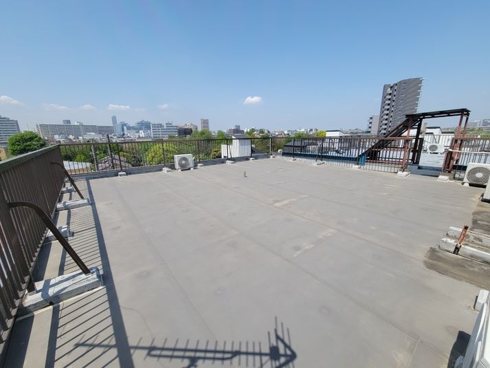 ROOF-TOP 屋上 柳原R 【開放感抜群🎈】広々とした屋上スペース❗の室内の写真