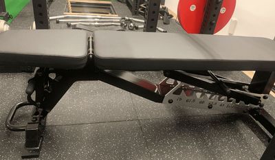ベンチはMBCアジャスタブルベンチ
・前後の角度調整が可能
・フラット状態ではIPFの規格を満たす - GORILLA HUB KOMAGOME | ゴリラハブ駒込 【2名まで】駒込駅徒歩6分の②パワーラックスペースの設備の写真