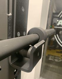 バーベルを保持するJカップは、フックの先端がラックアップがしやすいよう爪の浅い構造。
土台はローラーになっており、バーベルの左右の位置調整を容易に行える - GORILLA HUB KOMAGOME | ゴリラハブ駒込 【2名まで】駒込駅徒歩6分の②パワーラックスペースの設備の写真