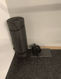 ストレッチマットと腹筋ローラーも使用可、腹筋ローラーの下のマットは膝マット - GORILLA HUB KOMAGOME | ゴリラハブ駒込 【2名まで】駒込駅徒歩6分の②パワーラックスペースの設備の写真