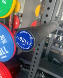 バーベルはBULLのIPF公認オリンピックシャフト20kg - GORILLA HUB KOMAGOME | ゴリラハブ駒込 【2名まで】駒込駅徒歩6分の②パワーラックスペースの設備の写真