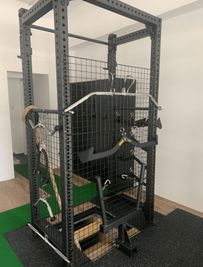 【他スペースと共有】ケーブルアタッチメントは全12種、MAG GRIP フルセット7種、GYMWAYのケーブルアタッチメント5種 - GORILLA HUB KOMAGOME | ゴリラハブ駒込 【2名まで】駒込駅徒歩6分の②パワーラックスペースの設備の写真