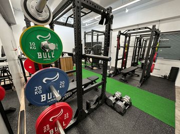 プレートはBULLのIPF(国際パワーリフティング連盟)公式認定仕様
最大重量は311kg。バーベル、カラー含めると336kgまで可 - GORILLA HUB KOMAGOME | ゴリラハブ駒込 【2名まで】駒込駅徒歩6分の②パワーラックスペースの設備の写真