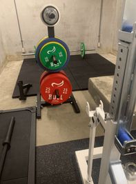 プレートはBULLのIPF(国際パワーリフティング連盟)公式認定仕様、最大重量は311kg。バーベル、カラー含めると336kgまで可 - GORILLA HUB KOMAGOME | ゴリラハブ駒込 【2名まで】駒込駅徒歩6分の③パワーリフティングスペースの設備の写真