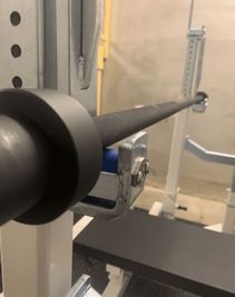 フックの先端がラックアップがしやすいよう爪の浅い構造、土台はローラーになっており、バーベルの左右の位置調整を容易に行える - GORILLA HUB KOMAGOME | ゴリラハブ駒込 【2名まで】駒込駅徒歩6分の③パワーリフティングスペースの設備の写真