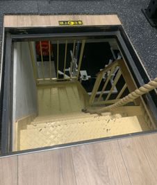 地下にスペースあり、入り口は狭く(65cm×65cm)、急な階段を降りるため頭上と足元に十分ご注意を - GORILLA HUB KOMAGOME | ゴリラハブ駒込 【2名まで】駒込駅徒歩6分の③パワーリフティングスペースの入口の写真