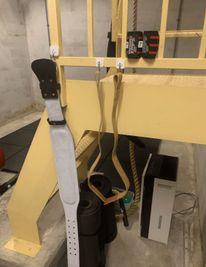 ギアも使用可。左から
・パワーベルト Mサイズ
・パワーグリップ フリーサイズ
・リストラップ Mサイズ - GORILLA HUB KOMAGOME | ゴリラハブ駒込 【2名まで】駒込駅徒歩6分の③パワーリフティングスペースの設備の写真