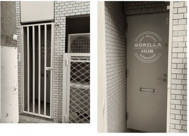 【他スペースと共有】当施設への入口。手前の鉄格子を手で開け、スマートロック「セサミ、ひらけゴマ！」で解錠 - GORILLA HUB KOMAGOME | ゴリラハブ駒込 【2名まで】駒込駅徒歩6分の③パワーリフティングスペースの入口の写真