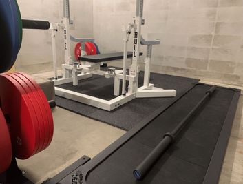 ベンチ&スクワットラックは、BULLのIPF(国際パワーリフティング連盟)公式認定のラック - GORILLA HUB KOMAGOME | ゴリラハブ駒込 【2名まで】駒込駅徒歩6分の③パワーリフティングスペースの設備の写真