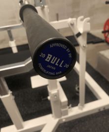 バーベルはBULLのIPF公認オリンピックシャフト20kg - GORILLA HUB KOMAGOME | ゴリラハブ駒込 【2名まで】駒込駅徒歩6分の③パワーリフティングスペースの設備の写真