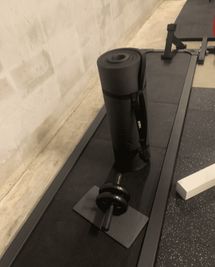 ストレッチマットと腹筋ローラーも使用可、腹筋ローラー下のマットは膝保護マット - GORILLA HUB KOMAGOME | ゴリラハブ駒込 【2名まで】駒込駅徒歩6分の③パワーリフティングスペースの設備の写真