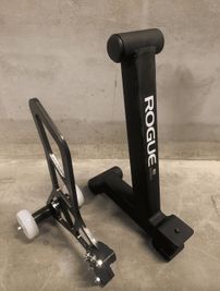 【他スペースと共有】ROGUEのデッドリフトジャッキ、九頭竜craftのデッドリフトジャッキ - GORILLA HUB KOMAGOME | ゴリラハブ駒込 【2名まで】駒込駅徒歩6分の③パワーリフティングスペースの設備の写真