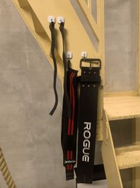 ギアも使用可。全てROGUE製。左から
・パワーグリップ
・リストラップ
・パワーベルト Mサイズ - GORILLA HUB KOMAGOME | ゴリラハブ駒込 駒込駅徒歩6分の④ウエイトリフティングスペースの設備の写真