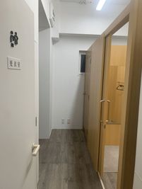 【他スペースと共有】鍵付きの更衣室が2つ - GORILLA HUB KOMAGOME | ゴリラハブ駒込 【2名まで】駒込駅徒歩6分の④ウエイトリフティングスペースの設備の写真