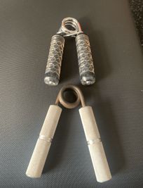 【他スペースと共有】ハンドグリップ40kgと75kg - GORILLA HUB KOMAGOME | ゴリラハブ駒込 【2名まで】駒込駅徒歩6分の④ウエイトリフティングスペースの設備の写真