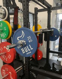 【他スペースと共有】セーフティスクワットバー。肩や手首に負担をかけずスクワット可能 - GORILLA HUB KOMAGOME | ゴリラハブ駒込 【2名まで】駒込駅徒歩6分の④ウエイトリフティングスペースの設備の写真