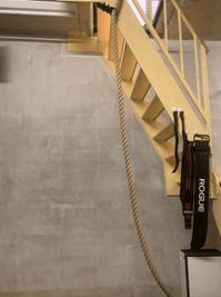 約2.5mある登り綱 - GORILLA HUB KOMAGOME | ゴリラハブ駒込 【2名まで】駒込駅徒歩6分の④ウエイトリフティングスペースの設備の写真