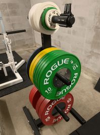 プレートはROGUEのコンペティションバンパープレート、IWF(国際ウエイトリフティング連盟)公認品。バーベル合わせると153kgまで対応 - GORILLA HUB KOMAGOME | ゴリラハブ駒込 【2名まで】駒込駅徒歩6分の④ウエイトリフティングスペースの設備の写真