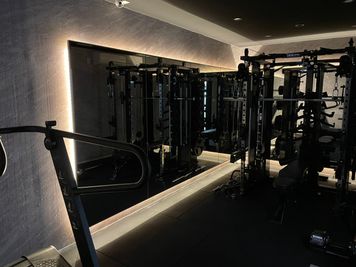 全身鏡とLED - プラベジム新橋銀座口店 パーソナルトレーニングにおすすめ！プラベジム新橋銀座口店の室内の写真