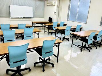カーテンを開放すると明るく採光が可能です。姿見も設置しておりますので、カラー診断系のご利用も増えています！ - 熊本水道町ミーティングスペース 貸し会議室・レンタルスペース（セミナー・商談・リモート・面接）の室内の写真