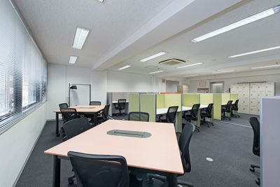 私語Okエリア（３F）と私語NG（２F）エリアがございます。 - 東京アントレサロン 4名会議エリアの室内の写真