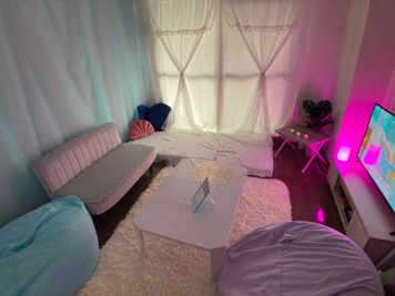 間接照明は色を変えれるタイプです。ピンクはパーティな雰囲気に - レンタルスペースこもれび レンタルスペースこもれび＠ラグーン梅田の室内の写真