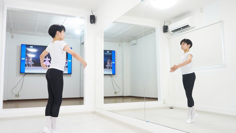 鏡に向かって踊っているところ。3人程度なら1列に並んで踊ることができます。 - 新大阪レンタルスペースミュー 新大阪スペースミューの室内の写真