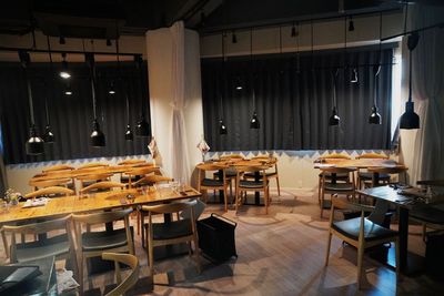 遮光カーテン完備！
昼からプロジェクターで大画面会議や鑑賞会が可能です！ - メトロシティ小伝馬町２０２　Ｃｒａｆｔ　ｄｉｐ　３ｎｏｗａ 日本橋小伝馬町　Craftdip 3nowa　レストランカフェ　の室内の写真