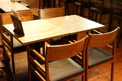テーブル4名席 - 麻布十番 BAR 新海 BAR仕様のレンタルスペース｜各種撮影、会議、セミナーなどに◎の室内の写真