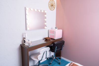 女優ミラー付きドレッサー
ホットキャビネットもピンクで統一 - Room Therapis　ルームセラピス レンタルサロン（ルーム D）の室内の写真