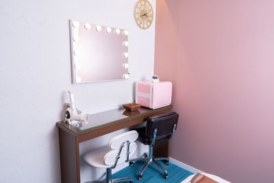 女優ミラー付きドレッサー
ホットキャビネットもピンクで統一 - Room Therapis　ルームセラピス レンタルサロン（ルーム D）の室内の写真