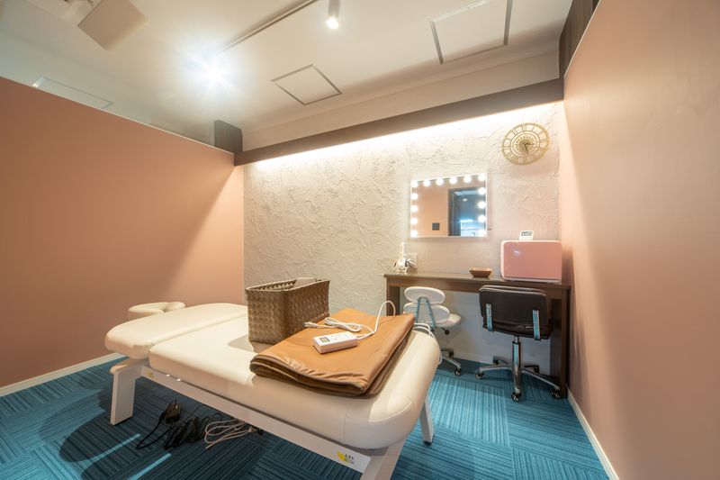 大人っぽいくすみピンクで可愛らしく落ち着いたお部屋 - Room Therapis　ルームセラピス レンタルサロン（ルーム D）の室内の写真