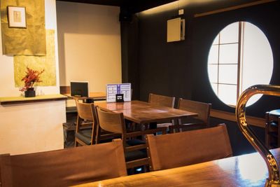 テーブル席 - 虎ノ門BAR新海 BAR仕様のレンタルスペース｜各種撮影、会議、セミナーなどに◎の室内の写真