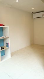 真っ白な内装 - Kore gallery ポップアップギャラリーの室内の写真
