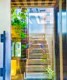 外観入り口 - Musica Sakuradai グランドピアノ・ウッドベース・ドラム備付の音楽スタジオの外観の写真
