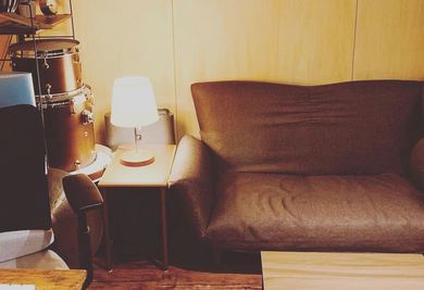 2人掛けソファー・テーブル - Musica Sakuradai グランドピアノ・ウッドベース・ドラム備付の音楽スタジオの室内の写真