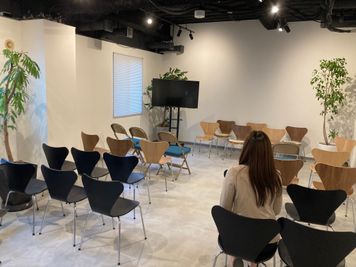 モニター利用可能 - ZOU CREATIVE KITCHEN 【多目的スペース】セミナー･交流会・上映会・ヨガetc※5時間～の室内の写真