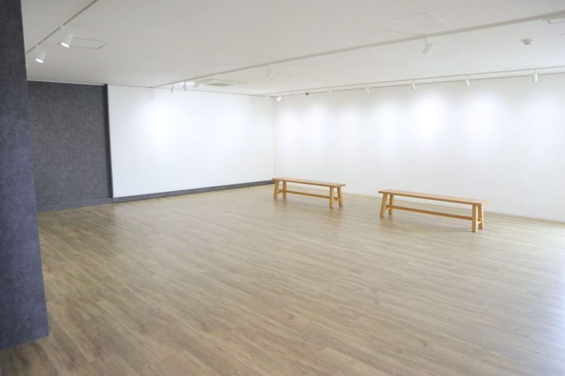 【はじめての個展】【学生グループ展】に最適な画材店併設ギャラリー - バックス画材