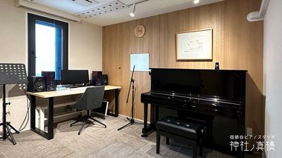 アップライトピアノ（YAMAHA U1A）が常設です。 - 祖師谷ピアノスタジオ・神社ノ真横 祖師谷ピアノスタジオ「神社ノ真横」の設備の写真