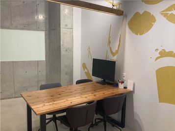 同じサイズ、設備の会議室を2部屋ご用意しております。（空き状況に応じて割り振りますので、部屋の希望がある方は事前にお問い合わせください。） - Colony#3 下北沢 貸会議室の室内の写真