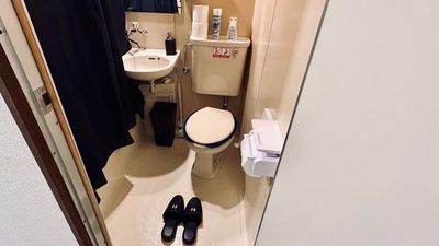 トイレです。カーテンの向こうは、覗かないでください... - タネマキ201 レンタルスペースの設備の写真