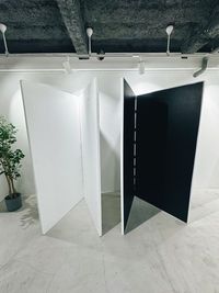 簡易レフ板（表白：裏黒、W900×H1800）×2 - Studio HEIM（スタジオハイム） 自然光の入る白背景のレンタルギャラリー・撮影スタジオの設備の写真
