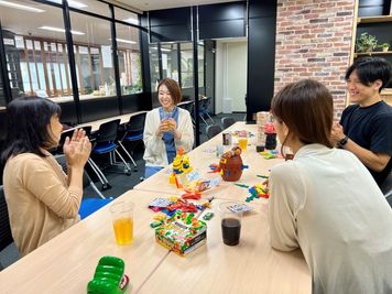 写真はパーティー・ゲーム会の利用例です①🍬 - ベンチャーデスク銀座６ 貸し会議室.Aの室内の写真
