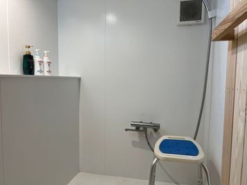 共用シャワー室 - レンタルジムスペース　４ＲＥＳＴＡＲＴ（フォーリスタート）の設備の写真