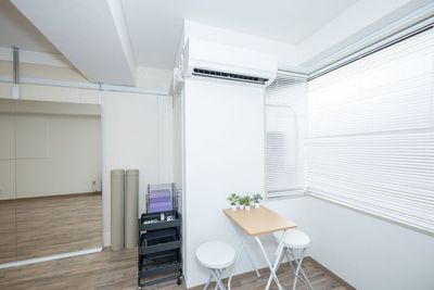 机・椅子 - レンタルスタジオAivic渋谷宮益坂【ダンス禁止スペース】の設備の写真