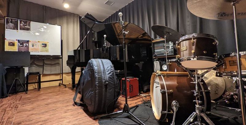 グランドピアノあり - Musica Sakuradai グランドピアノ・ウッドベース・ドラム備付の音楽スタジオの室内の写真
