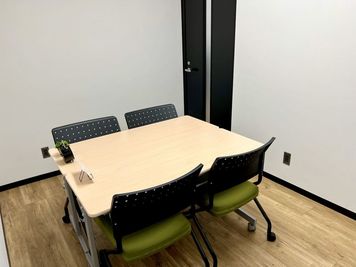 完全個室❗東銀座駅直結🚇シンプルな会議室✨【～４・５名】🍀ミーティングWeb会議/面談/作業など🎊期間限定🎊（N3） - ベンチャーデスク銀座５
